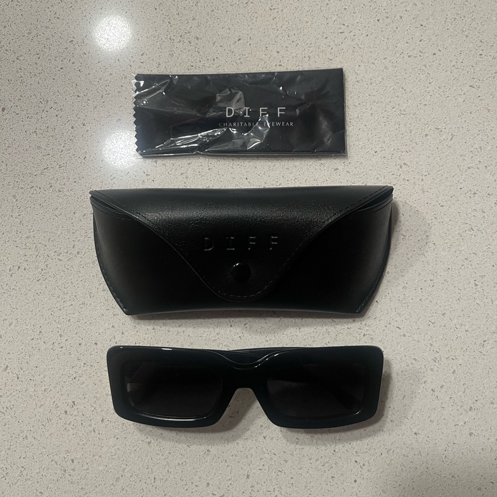 Women’s Diff Sunglasses - image 1